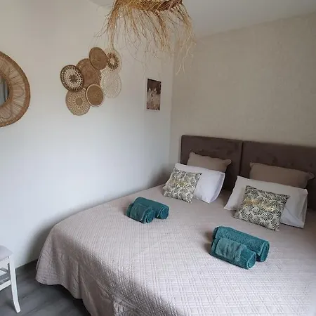 Hotel Chic Au Bois Joli Piscine Privee 4 4 Kms De Bergerac, Dans Le Perigord Pourpre 3*